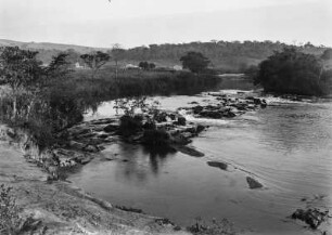 Rio de Peixe : Flusslauf des Rio de Peixe mit Stromschnellen. Im Hintergrund Wald und Hügel.