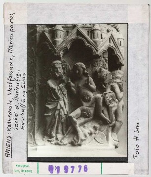 Amiens, Kathedrale: Westfassade, Marienportal, Sockel der Marienfigur, Erschaffung Evas