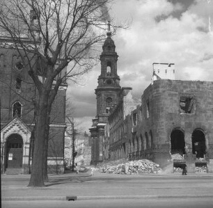 Dresden nach der Bombardierung vom 13./14. Februar 1945. Ringstraße mit Ruine der Reformierten Kirche. Blick zur Kreuzkirche
