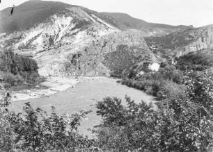 Gebirgslandschaft : Flusslauf durch eine Gebirgslandschaft.