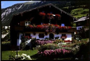 Matrei: Osttirol, Tiroler Haus mit Blumenbalkon
