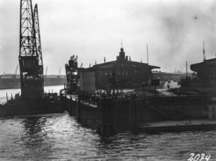 Ankunft im Hamburger Hafen : Ankunft der Expeditionsteilnehmer im Hamburger Hafen. Blick auf die Docks.