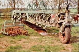 Aufsattelbeetpflug B 501, achtfurchig, mit angebauter Nachbearbeitung