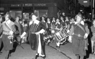 Basel (Schweiz): Barfüsserplatz; Trommler-Clique in historischer Tracht