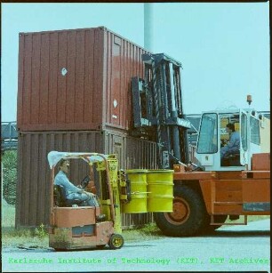 Transport von Abfallfässern auf dem Gelände der Hauptabteilung Dekontaminationsbetriebe (HDB)