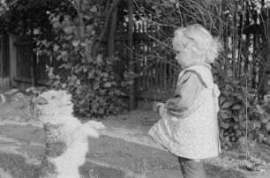 Ein kleines Mädchen und Rössings Hund
