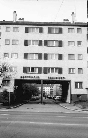 Freiburg; Stühlinger: Wohnhäuser des Bauvereins; Toreinfahrt Schenkstraße; von der Eschholzstraße