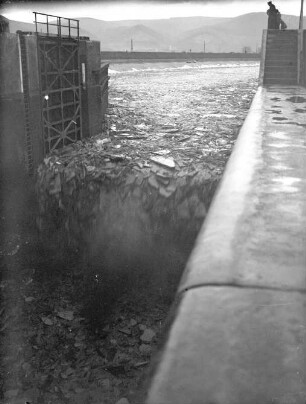 Schleuse Schwabenheim, Stauabsenkung, Eisgang