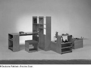 Kinderzimmermöbel : Leipziger Herbstmesse, 1972. Kinderzimmermöbel aus Kunststoff (1972; Hochschule für Kunst und Design Halle (Burg Giebichenstein)). Ansicht mit Regal, Schreibtisch und Spielzeugkisten
