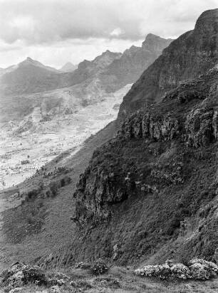 Die Scio-Hochfläche : Die Scio-Hochfläche des abessinischen Hochlandes (2700 m), die aufgebogene Hochflächenkante und der Abbruch nach Osten