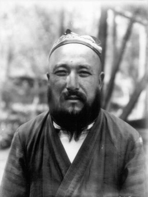 China. Sinkiang (Xinjiang). Takla Makan. Vornehmer Usbeke (Badruddin?) mit Tjubetejka (Kopfbedeckung)