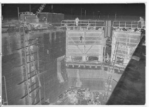 Staustufe Gerlachshausen-Volkach. Montage der Stemmtore am Oberhaupt.
