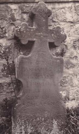 Friedhof. Grabkreuz Anna Margaretha Mundaniol +1760