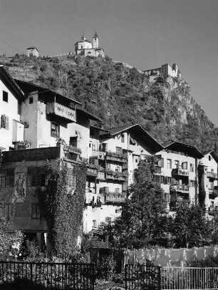 Klausen (Bozen). Stadtteilansicht mit Burg Branzoll und Kloster Stäben