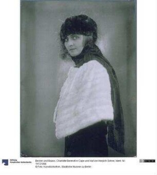 Charlotte Berendt in Cape und Hut von Herpich Söhne