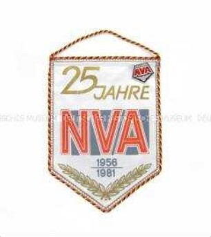 Wimpel 25 Jahre Nationale Volksarmee, mit Abzeichen