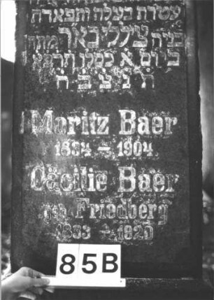 Grabstein 85 (Index: 100081616) Material: Granit Zustand: gut Maße HxBxT: 170x57x32 cm Beschreibung: Obelisk, Sockel Steinmetz: Löffler: Grabstein 85B
