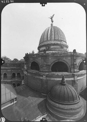 Dresden-Altstadt. Ausstellungsgebäude des Sächsischen Kunstvereins (1886-1893; K. Lipsius). Ansicht mit Glaskuppel (sog. Zitronenpresse) mit Fama (um 1890; R. Henze). Blick über das Dach der Kunstakademie