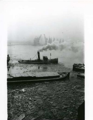 Hamburg. Hafen. Winter. Schleppdampfer TIGER der Fa. Jürgen Hinrich Steffen (Baujahr 1910 noch heute Fahrtüchtig erhalten im Museumshafen Oevelgönne e.V.) bahnt sich seinen Weg durch das vereiste Hafenbecken