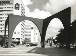 Dresden. Prager Straße. Ansicht mit Installlation "Waende - eine Plastik" (Bogenelemente (1999; H.-P. Trauschke)