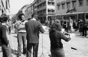 Freiburg: Kaiser-Joseph-Straße, Flötentrio