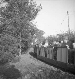 Dresden-Altstadt. Großer Garten. Ausflug mit der Pioniereisenbahn. Fahrender Zug