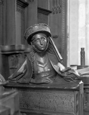 Frauenseite (Südseite) — 7. Stuhlwangen-Büste: Delphische Sibylle