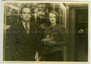 Schauspieler-Ehepaar Douglas Fairbanks sen. und Sylvia Ashley vor einer Blumenvitrine an Bord des Hochseepassagierdampfers "Bremen"