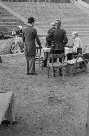 Szenenbilder aus der Komödie "Wenn der Hahn kräht" von August Hinrichs auf der Freilichttribüne Rehberge in Berlin