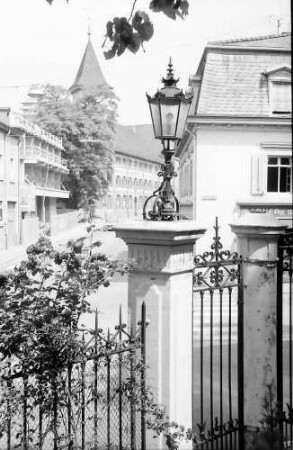 Lörrach: Hebelgymnasium, Vordergrund Laterne (Villa Aichele)
