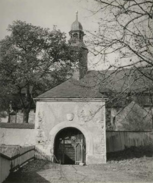 Dörnthal (Pfaffroda-Dörnthal). Pfarrkirche (Baubeginn wohl 13. Jh., Chor 1520-1539). Torhäuschen (1683). Feldseite