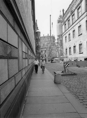 Turmdrehkran mit Turmfuß beim Absetzen in der Augustusstraße
