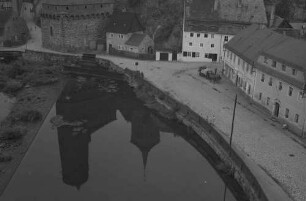 Bautzen: Blick von der Brücke auf alte Türme, im Wasser Spiegelung der Türme