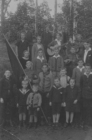 Pioniergruppe des Kommunistischen Jugendverbandes Deutschlands/KJVD aus Bermsgrün, Fahnenträger Fritz Riedel (Mitte) : Pioniergruppe des Kommunistischen Jugendverbandes Deutschlands/KJVD aus Bermsgrün