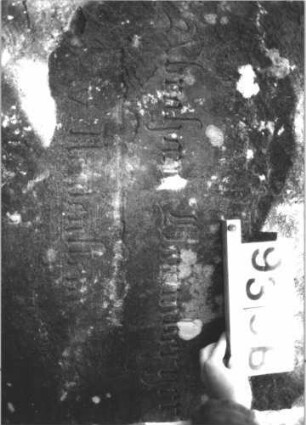 Grabstein 939 (Index: 99899447) Material: Sandstein Zustand: leicht verwittert Maße HxBxT: 125x66x8 cm Beschreibung: Stele mit Dreiecksabschluss Besonderheit: kulturhistorisch wertvoll / hist.-wiss. Gründe (Gemeindestellung): Grabstein 939B