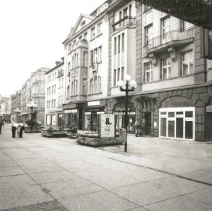 Cottbus, Spemberger Straße 39 u. 40/41. Wohn-und Geschäftshäuser (um 1905 (Nr. 40/41). Straßenansicht von Nordost mit Nr. 42/43 (Teilansicht), Fußgängerzone