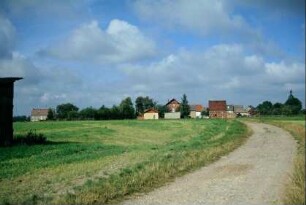 Feldweg, der ins Dorf führt
