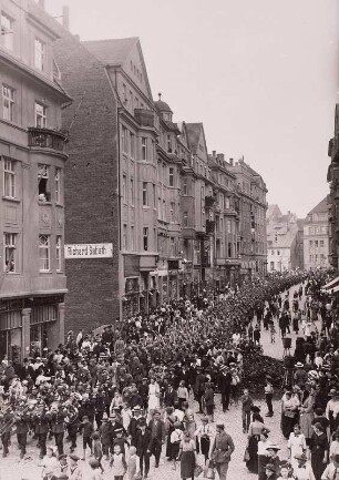 Das Königlich-Sächsische Infanterieregiment Nr. 103 auf dem Marsch durch die Kaiserstraße in Bautzen