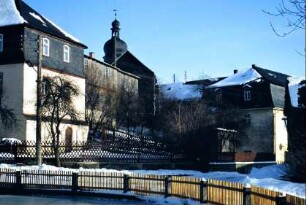 Haus- und Hofensemble beim Dorfteich im Winter