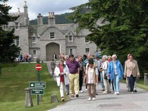 Touristen im Park von Balmoral Castle, schottische Sommerresidenz der englischen Königsfamilie