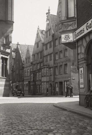 Straße mit Gaststätten und Bürgerhäusern