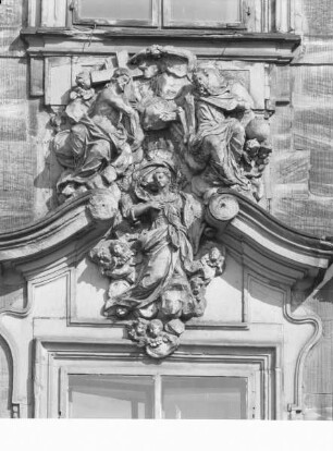 Relief mit Christus, Maria und Gottvater?