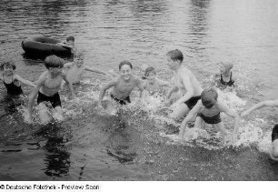 Kinder beim Baden in einem See