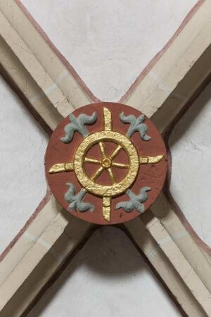 Schlussstein mit Rad- und Lilienornament