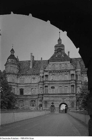 Güstrow. Schloß (1558-um 1570, F. Parr), Ansicht vom Torhaus über die Schloßbrücke