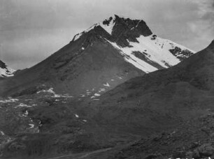 Gebirgslandschaft : Eine schneebedeckte Gebirgslandschaft im Tian Shan Hochgebirge