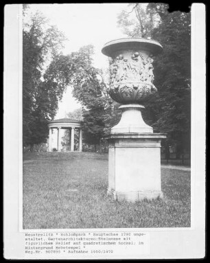 Prunkvase mit Figurenfries