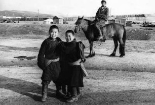 Mongolische Volksrepublik 1979. Kinder ud Reiter in der Steppensiedlung Chudjirt