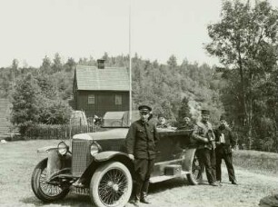 Reinsberg-Niederreinsberg, Kraftwagen einer Inspektionsgruppe des Bergamtes vor einer Schachtkaue am 4. Lichtloch des Rothschönberger Stollens im Tal des Dittmannsdorfer Baches