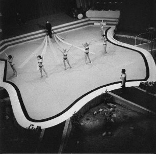Eine Spritze für das Varieté : Ballettprobe für eine Varieté-Veranstaltung des Zirkus Aeros
